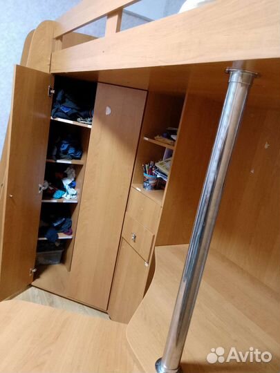 Кровать чердак со столом и шкафом б/у