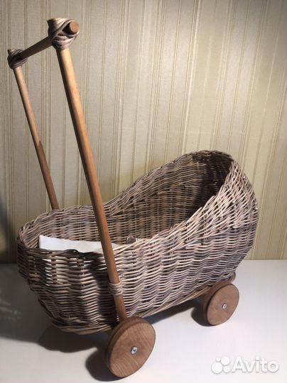 Детская коляска для кукол из плетеной лозы