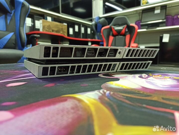 PS 4 Белая 2 джостика Много игр + пару дисков