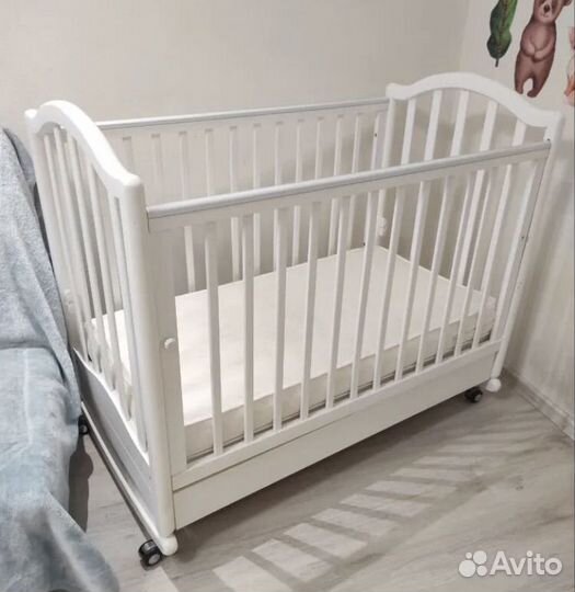 Детская кроватка с продольным маятником