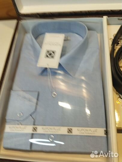 Подарок мужчине:в дипломате рубашка,ремень и тд