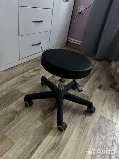 Стул для мастера маникюра