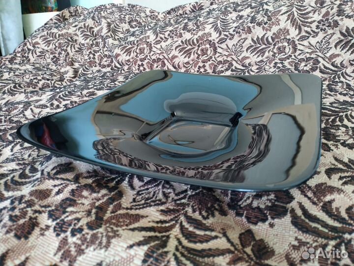 Стеклянная черная большая тарелка