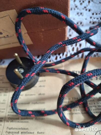 Малогабаритный электрический утюг советских времен