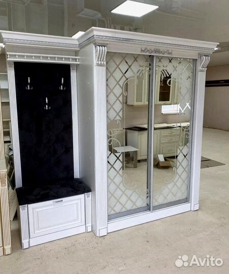 Очень красивый шкаф в прихожую Барокко