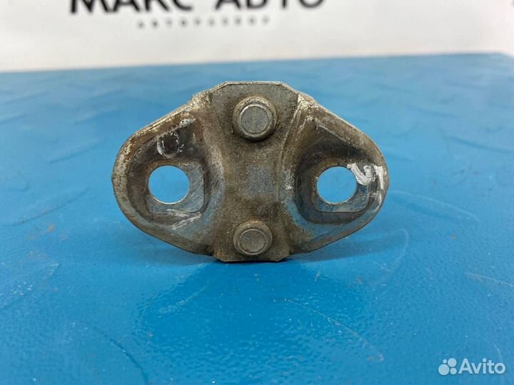 Б/У ответная часть замка двери задний левый Toyota