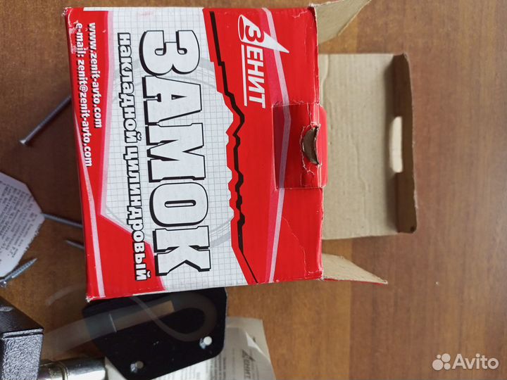 Замок дверной накладной