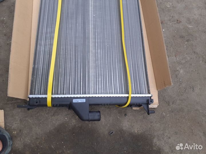 Радиатор охлаждения Renault Logan