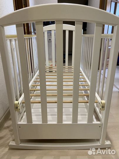 Детская кроватка с продольным маятником