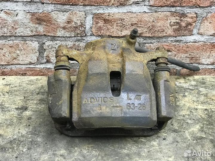 Суппорт передний левый Toyota RAV4 2006