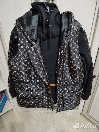 Спортивный костюм женский, на доставке