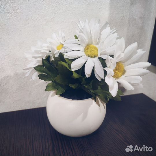 Искусственные цветы в горшках