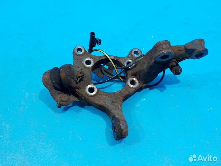 Поворотный кулак передний правый toyota Auris (E15