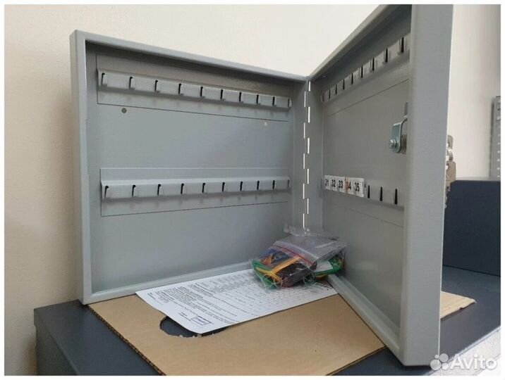 Ключница настенная металлическая