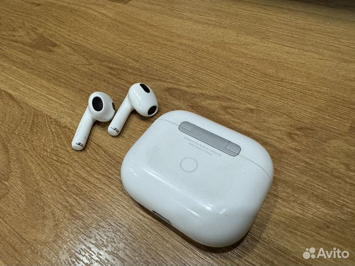 Apple AirPods 3 Lightning Charging Case