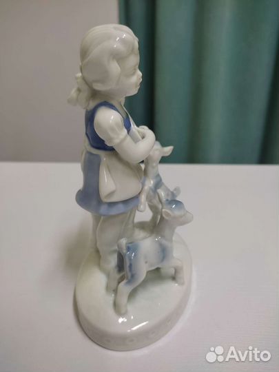 Фарфоровая статуэтка. Девочка с Мандалиной