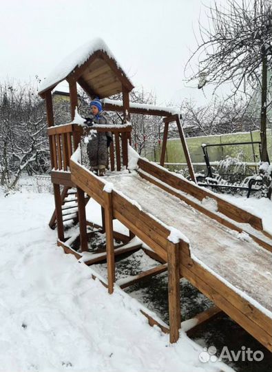 Зимняя деревянная горка ледянка