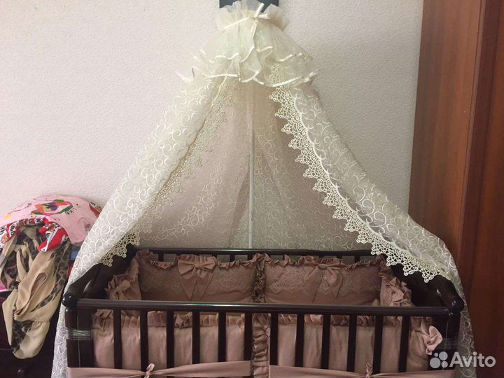 Кровать с балдахином и комод (пелинальный столик)