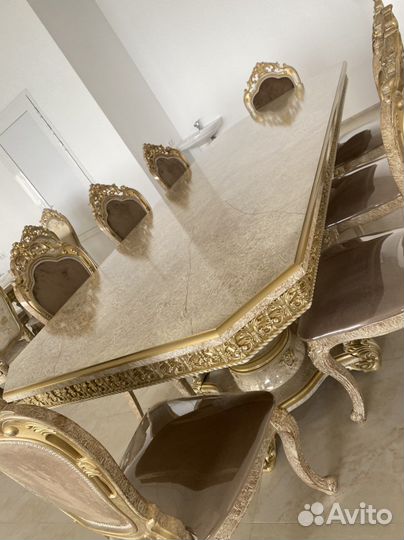 Стол и стулья