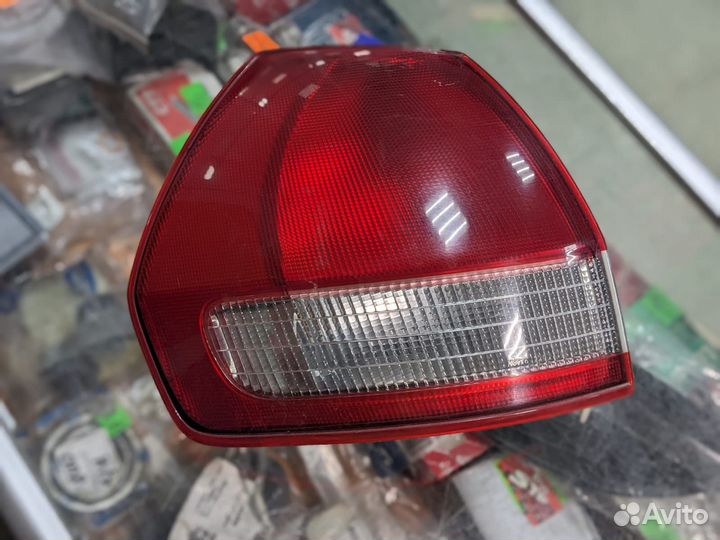 Стоп сигнал 2002год 220-24764 японияnissan Wingroa