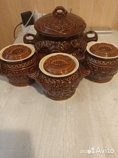 Набор глиняных горшков