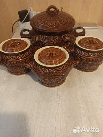 Набор глиняных горшков