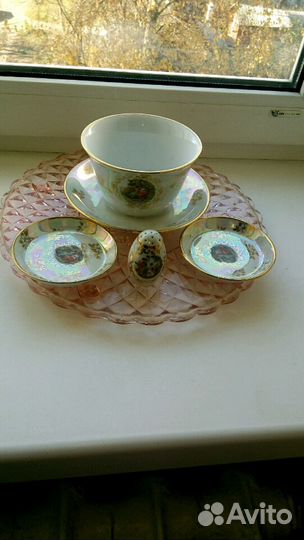 Суповница с солоницей, и две соусницы из набора