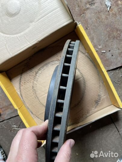 Тормозной диск на harrier 2004 г перед