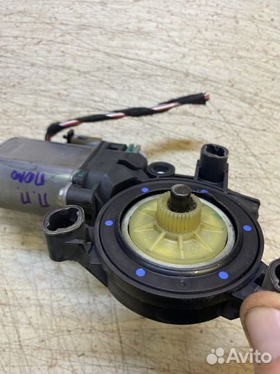 Моторчик стеклоподъемника передний правый WV поло