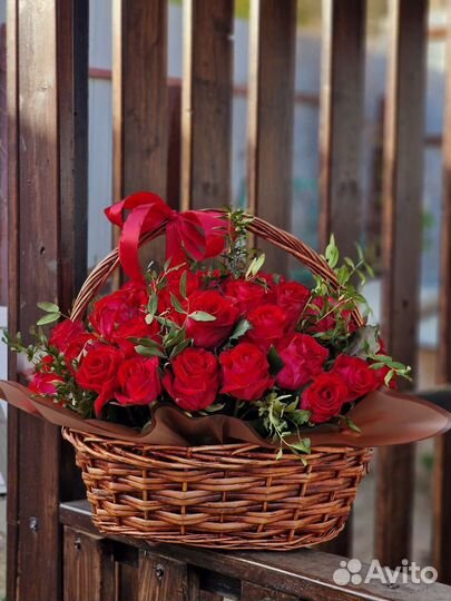 Розы в коробках и корзинах