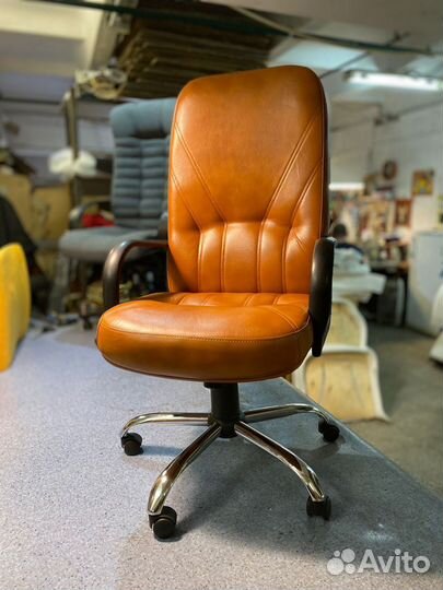 Офисное кресло