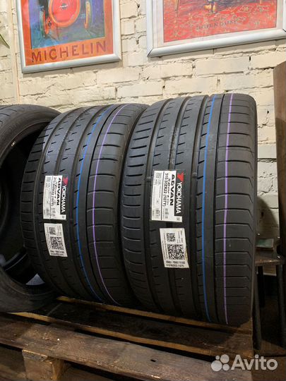 Yokohama Advan Sport V105T 275/35 R22 и 315/30 R22 104Y
