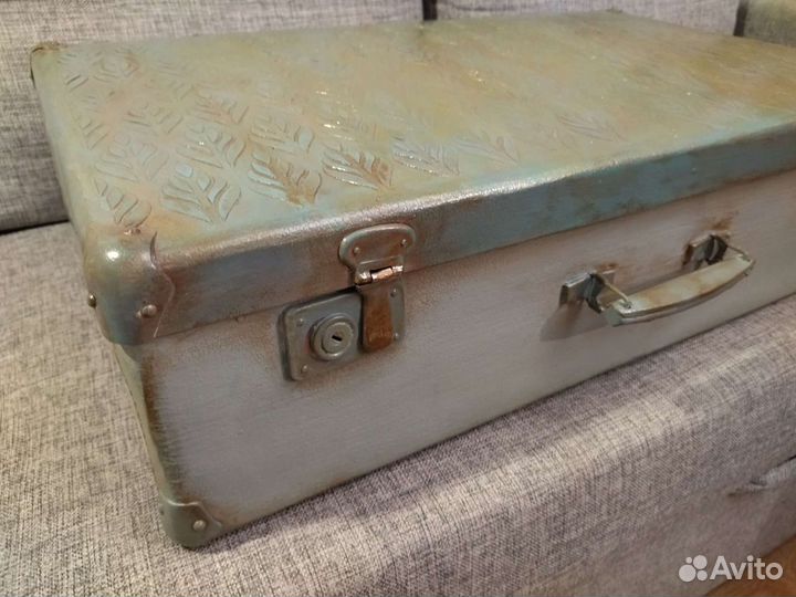 Чемодан декоративный