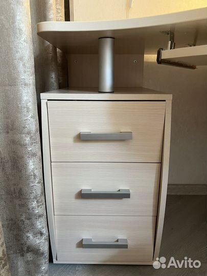 Угловой письменный стол