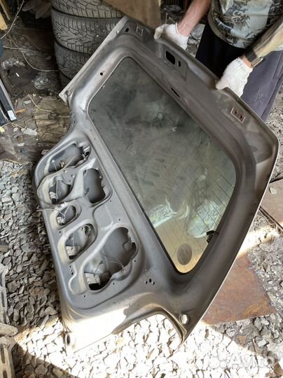 Дверь багажника mazda demio