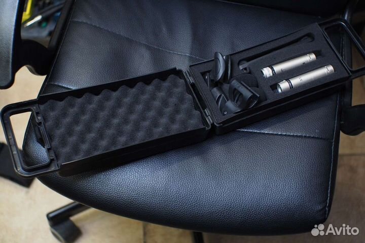 Гитарные педали, микрофоны и стойки