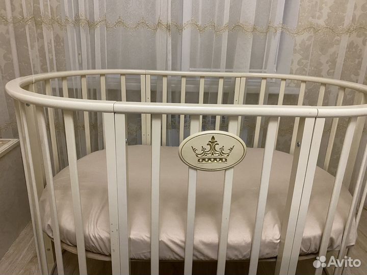 Кроватка детская овальная с маятником