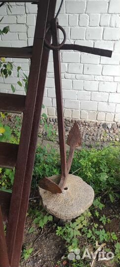 Якорь старинный