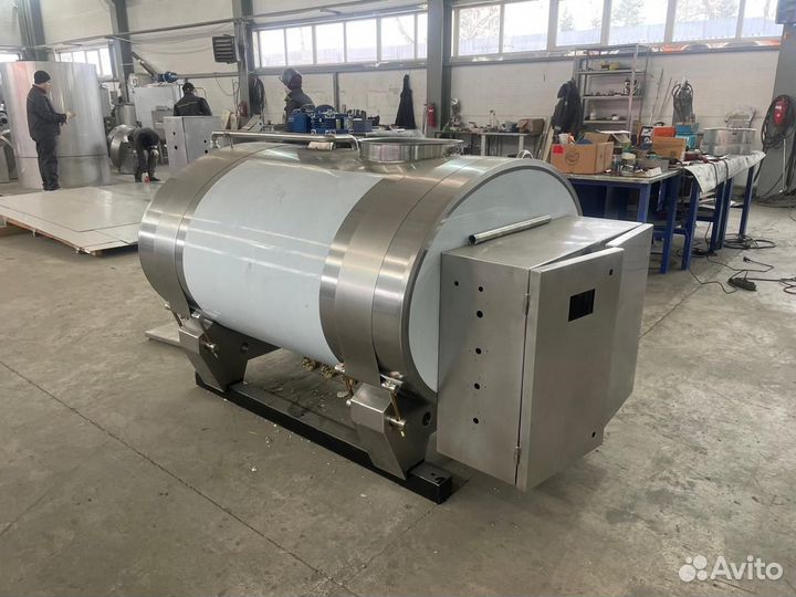 Емкость-термос для перевозки молока. Молоковоз