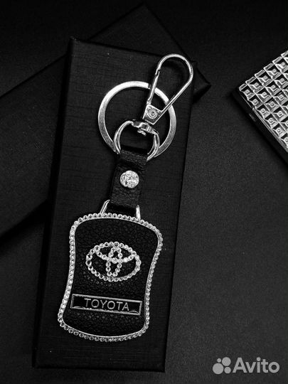 Брелок toyota со стразами, ручная работа