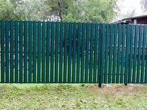 Забор металлический с металлическими столбами каче