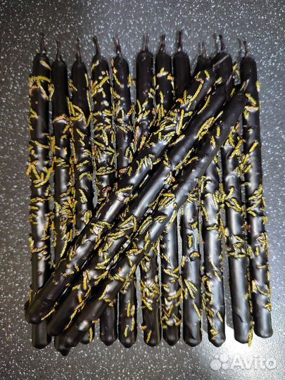 Черные свечи с можжевельником. Восковые свечи