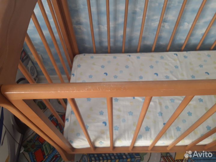Детская кроватка с поперечным маятником и ящиком
