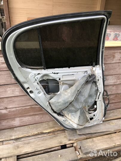 Задняя дверь toyota витц