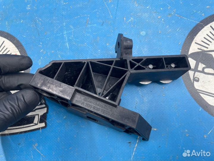 Крепление фары переднее правое Mercedes-Benz