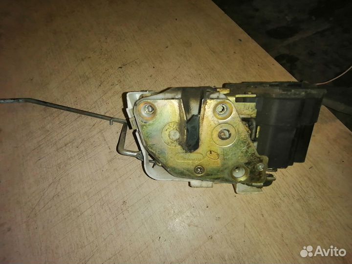 Замок двери передний левый киа Кларус