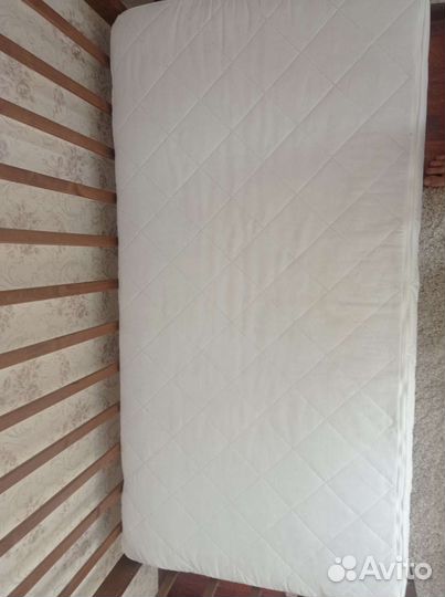 Детская кроватка с маятником