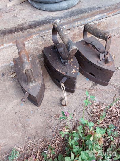 Старинный угольный утюг