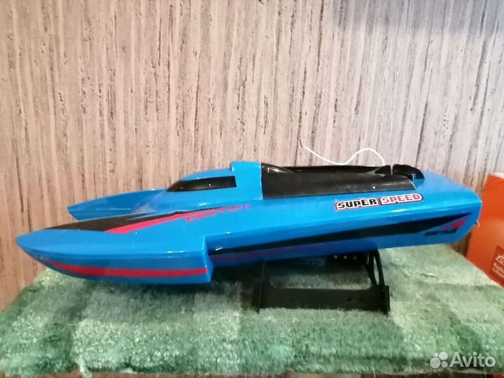 Катер на пульте управления