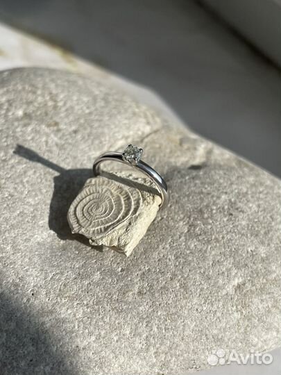 Кольцо с бриллиантом эпл